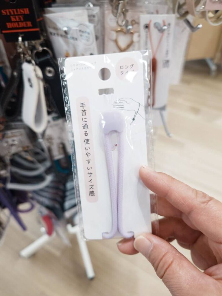 セリアにペンライトストラップ売ってたよ